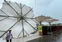 Kondisi Payung Membran di Pusat Kuliner Coastal Area Karimun. (Foto: istimewa/kepriheadline.id)