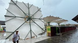 Kondisi Payung Membran di Pusat Kuliner Coastal Area Karimun. (Foto: istimewa/kepriheadline.id)