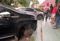 Kondisi mobil milik mantan Anggota DPRD Karimun Sujoko usai di maling. (Foto: istimewa/kepriheadline.id)