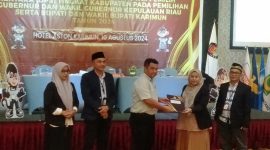 Rapat Pleno KPU Karimun tentang Penetapan DPS Pilkada Karimun 2024 di Ballroom Hotel Aston, Sabtu, 10 Agustus 2024. (Foto: istimewa)