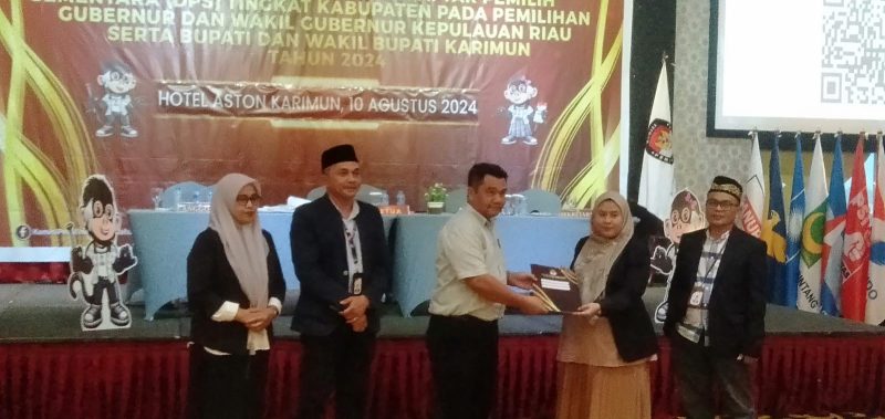 Rapat Pleno KPU Karimun tentang Penetapan DPS Pilkada Karimun 2024 di Ballroom Hotel Aston, Sabtu, 10 Agustus 2024. (Foto: istimewa)