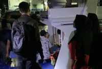 Korban Laka Lantas atas nama Riky Rahmad dibawa ke Batam menggunakan kapal milik Pemerintah Kabupaten Karimun. (Foto: istimewa)