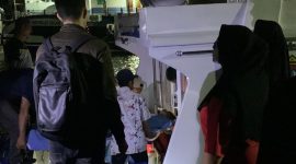 Korban Laka Lantas atas nama Riky Rahmad dibawa ke Batam menggunakan kapal milik Pemerintah Kabupaten Karimun. (Foto: istimewa)