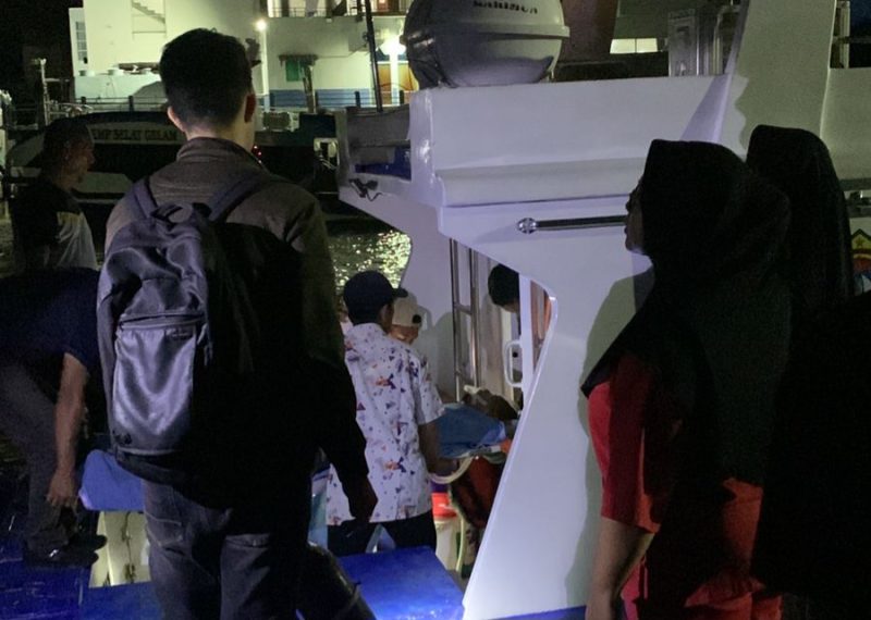 Korban Laka Lantas atas nama Riky Rahmad dibawa ke Batam menggunakan kapal milik Pemerintah Kabupaten Karimun. (Foto: istimewa)
