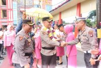 Kasat Lantas Polres Karimun AKP Bakri menyambut kedatangan pejabat baru Kapolres Karimun. (Foto: istimewa)