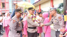 Kasat Lantas Polres Karimun AKP Bakri menyambut kedatangan pejabat baru Kapolres Karimun. (Foto: istimewa)
