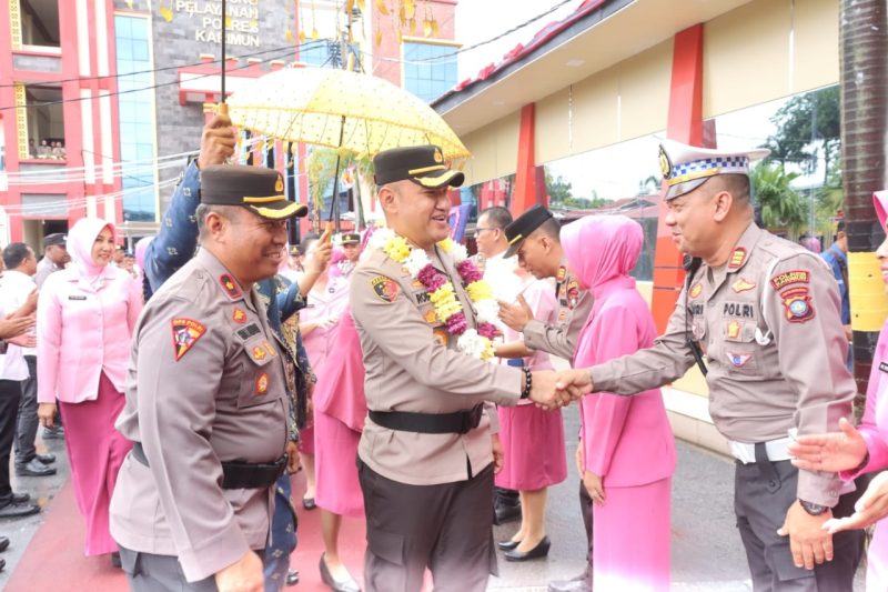 Kasat Lantas Polres Karimun AKP Bakri menyambut kedatangan pejabat baru Kapolres Karimun. (Foto: istimewa)