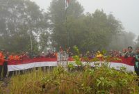 Pengibaran Sang Saka sepanjang 25 meter di Puncak Gunung Jantan oleh Tim Gabungan Basarnas Karimun, Tagana Karimun, PMI Karimun, Mapala Universitas Karimun. (Foto: istimewa)