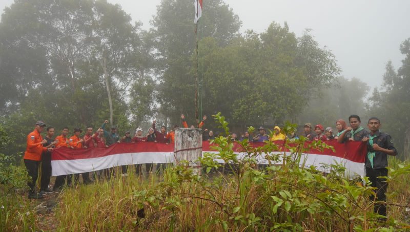 Pengibaran Sang Saka sepanjang 25 meter di Puncak Gunung Jantan oleh Tim Gabungan Basarnas Karimun, Tagana Karimun, PMI Karimun, Mapala Universitas Karimun. (Foto: istimewa)