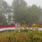 Pengibaran Sang Saka sepanjang 25 meter di Puncak Gunung Jantan oleh Tim Gabungan Basarnas Karimun, Tagana Karimun, PMI Karimun, Mapala Universitas Karimun. (Foto: istimewa)