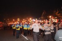 Peserta pawai obor mengelilingi kawasan Coastal Area, Jumat, 16 Agustus 2024.
