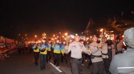 Peserta pawai obor mengelilingi kawasan Coastal Area, Jumat, 16 Agustus 2024.
