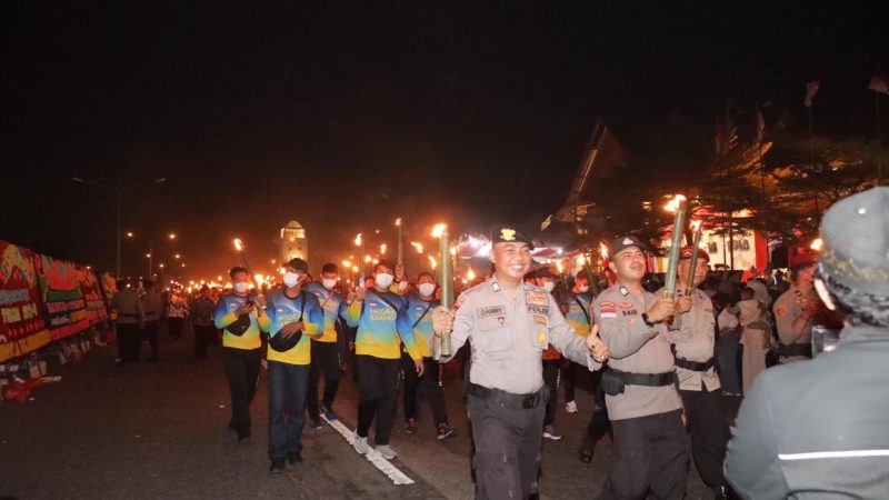 Peserta pawai obor mengelilingi kawasan Coastal Area, Jumat, 16 Agustus 2024.
