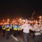 Peserta pawai obor mengelilingi kawasan Coastal Area, Jumat, 16 Agustus 2024.
