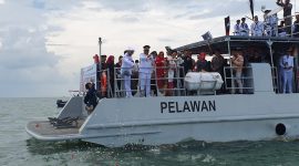 Bupati Karimun Aunur Rafiq memimpin prosesi tabur bunga di atas KAL Pelawan. (Foto: ricky/kepriheadline.id)