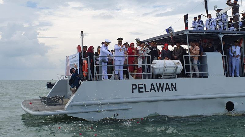Bupati Karimun Aunur Rafiq memimpin prosesi tabur bunga di atas KAL Pelawan. (Foto: ricky/kepriheadline.id)