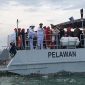 Bupati Karimun Aunur Rafiq memimpin prosesi tabur bunga di atas KAL Pelawan. (Foto: ricky/kepriheadline.id)