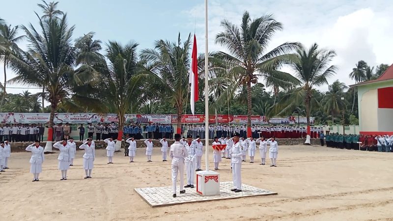 Pengibaran bendera merah putih oleh anghota Paskibra Tingkat Kecamatan Selat Gelam. (Foto: Istimewa)