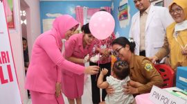 Ketua Bhayangkari Polres Karimun Ny Mutiara memberikan vitamin A kepada salah satu balita yang hadir. (Foto: Humas Polres Karimun)