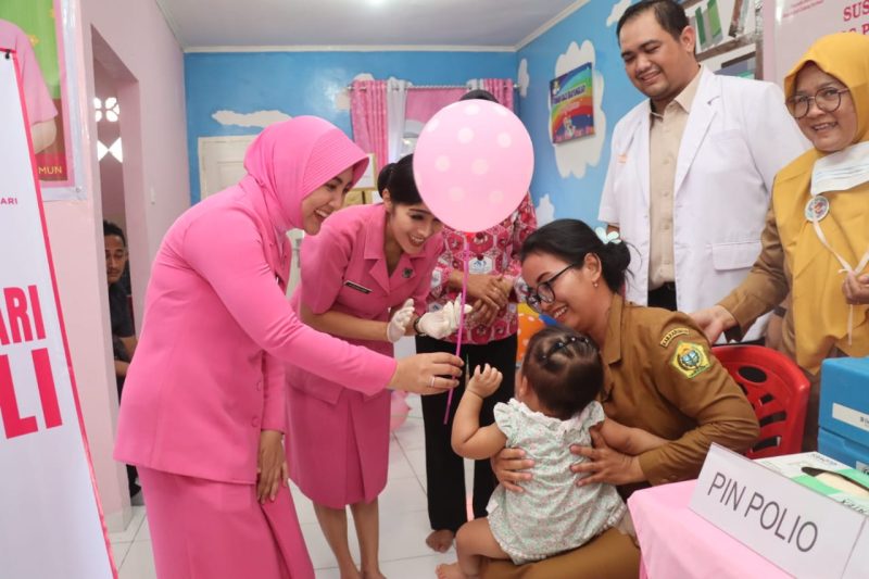 Ketua Bhayangkari Polres Karimun Ny Mutiara memberikan vitamin A kepada salah satu balita yang hadir. (Foto: Humas Polres Karimun)