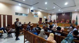 Suasana di ruang sidang Tipidkor Tanjungpinang, saat pembacaan vonis terhadap kedua terdakwa kasus korupsi dana Hibah Koni Karimun. (Foto: istimewa)
