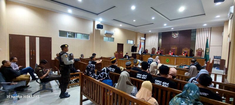 Suasana di ruang sidang Tipidkor Tanjungpinang, saat pembacaan vonis terhadap kedua terdakwa kasus korupsi dana Hibah Koni Karimun. (Foto: istimewa)