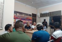 Upaya mediasi antara supir taxi konvensional dan taxi online di Mapolsek Balai Karimun pasca terjadinya perselisihan dipicu perkara titik jemput di Pelabuhan Karimun. (Foto: Istimewa)