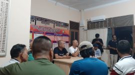 Upaya mediasi antara supir taxi konvensional dan taxi online di Mapolsek Balai Karimun pasca terjadinya perselisihan dipicu perkara titik jemput di Pelabuhan Karimun. (Foto: Istimewa)