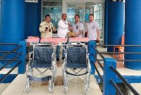 Kepala PT Timah Wilayah Kundur Wiyono didampingi Kabid Administrasi Eko Yorifaruza saat menyerahkan bantuan yang diterima langsung oleh Kepala BUP Karimun Yuwono. (Foto: Humas PT Timah)