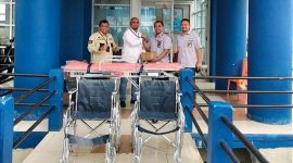 Kepala PT Timah Wilayah Kundur Wiyono didampingi Kabid Administrasi Eko Yorifaruza saat menyerahkan bantuan yang diterima langsung oleh Kepala BUP Karimun Yuwono. (Foto: Humas PT Timah)