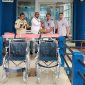 Kepala PT Timah Wilayah Kundur Wiyono didampingi Kabid Administrasi Eko Yorifaruza saat menyerahkan bantuan yang diterima langsung oleh Kepala BUP Karimun Yuwono. (Foto: Humas PT Timah)