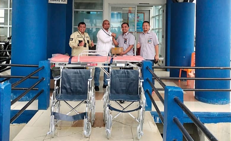 Kepala PT Timah Wilayah Kundur Wiyono didampingi Kabid Administrasi Eko Yorifaruza saat menyerahkan bantuan yang diterima langsung oleh Kepala BUP Karimun Yuwono. (Foto: Humas PT Timah)