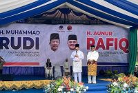 Muhammad Rudi (Kiri) dan Aunur Rafiq (Kanan) memberikan sambutan sebelum melakukan pendaftaran di KPU Kepri. (ricky/kepriheadline.id)