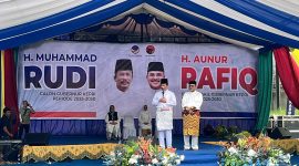 Muhammad Rudi (Kiri) dan Aunur Rafiq (Kanan) memberikan sambutan sebelum melakukan pendaftaran di KPU Kepri. (ricky/kepriheadline.id)