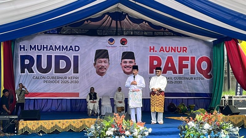 Muhammad Rudi (Kiri) dan Aunur Rafiq (Kanan) memberikan sambutan sebelum melakukan pendaftaran di KPU Kepri. (ricky/kepriheadline.id)