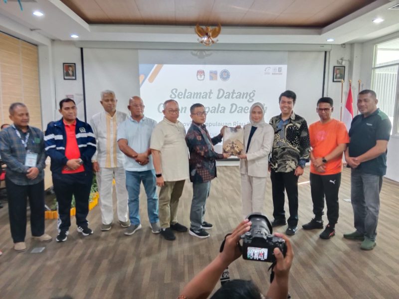 Serah terima berkas Calon Kepala Daerah Karimun ke RSBP Batam, Sabtu, 30 Agustus 2024. (Foto: Humas KPU Karimun)