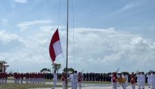 Pengibaran bendera merah putih di Coastal Area disaat Upacara Peringatan HUT ke-79 Kemerdekaan RI. ( Foto: Istimewa)