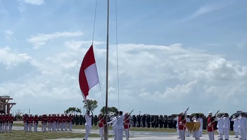 Pengibaran bendera merah putih di Coastal Area disaat Upacara Peringatan HUT ke-79 Kemerdekaan RI. ( Foto: Istimewa)