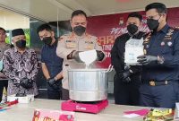 Kapolres Karimun AKBP Robby Topan Manusiwa merebus barang bukti narkotika jenis sabu ke dalam air panas. (Foto; ricky/kepriheadline.id)