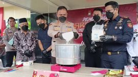 Kapolres Karimun AKBP Robby Topan Manusiwa merebus barang bukti narkotika jenis sabu ke dalam air panas. (Foto; ricky/kepriheadline.id)