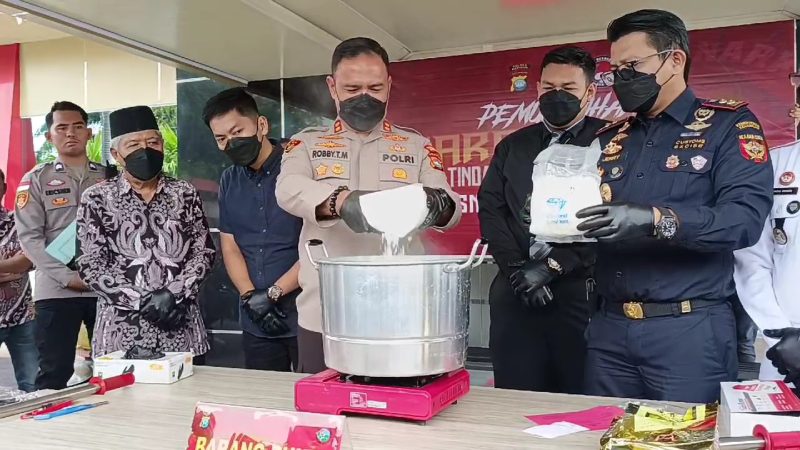 Kapolres Karimun AKBP Robby Topan Manusiwa merebus barang bukti narkotika jenis sabu ke dalam air panas. (Foto; ricky/kepriheadline.id)