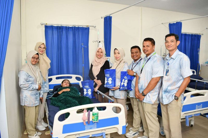 Interaksi dan pemberian gimmick kepada pasien ruang hemodialisa. (Foto: Angga/Humas RSBT Karimun)