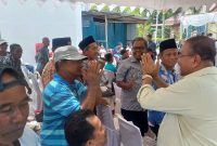 Bakal Calon Gubernur Kepri Aunur Rafiq menyapa masyarakat dalam kegiatan pertemuan bersama relawan di kediamannya. (Foto: ricky/kepriheadline.id)