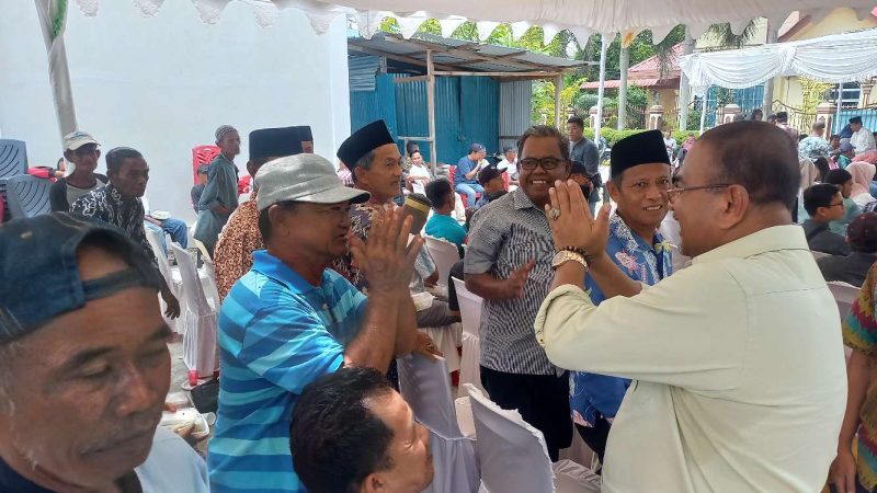 Bakal Calon Gubernur Kepri Aunur Rafiq menyapa masyarakat dalam kegiatan pertemuan bersama relawan di kediamannya. (Foto: ricky/kepriheadline.id)