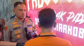 Kapolres Karimun AKBP Robby Topan Manusiwa mewawancara tersangka RD usai Konferensi Pers di Mapolres Karimun. (Foto: ricky/kepriheadline.id)