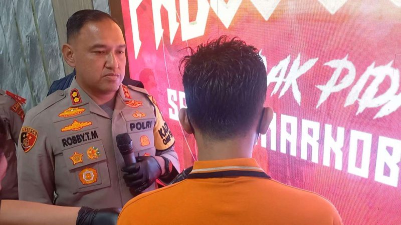 Kapolres Karimun AKBP Robby Topan Manusiwa mewawancara tersangka RD usai Konferensi Pers di Mapolres Karimun. (Foto: ricky/kepriheadline.id)