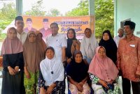 Bakti Lubis bersilahturahmi bersama Relawan BARA Bersatu di Pantai Indah, Desa Pangke, Selasa, 10 September 2024.