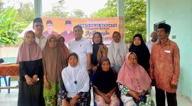 Bakti Lubis bersilahturahmi bersama Relawan BARA Bersatu di Pantai Indah, Desa Pangke, Selasa, 10 September 2024.