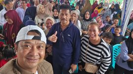 Masyarakat Sei Lakam menyambut kedatangan Muhammad Rudi dan Aunur Rafiq. (Foto: istimewa)
