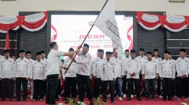 Ketua DPW IKM Kepri Momon Faulana Adinata menyerahkan bendera pataka kepada Ketua DPD IKM Kabupaten Karimun Devanan Syam. (Foto: Istimewa)